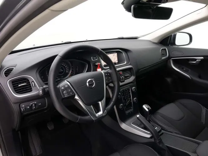 Volvo V40 2.0 D2 Black Edition + GPS + LED Lights Image 8